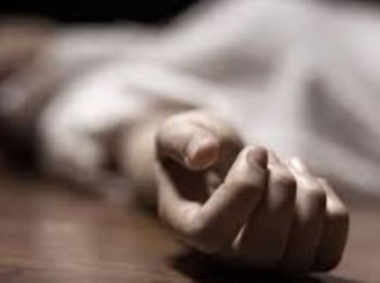 चरित्र पर शक के चलते व्यक्ति ने पत्नी की हत्या की