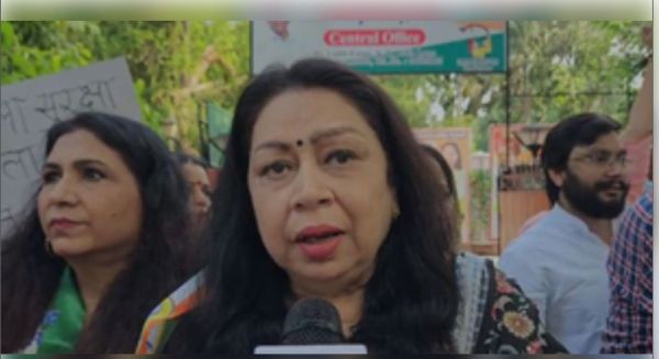 बढ़ते अपराध को लेकर शरद पवार गुट की महिला कार्यकर्ताओं ने किया विरोध-प्रदर्शन 