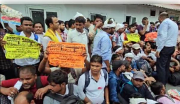 आरक्षित शिक्षक अभ्यर्थियों ने केशव मौर्य के घर का किया घेराव, जमकर हंगामा 