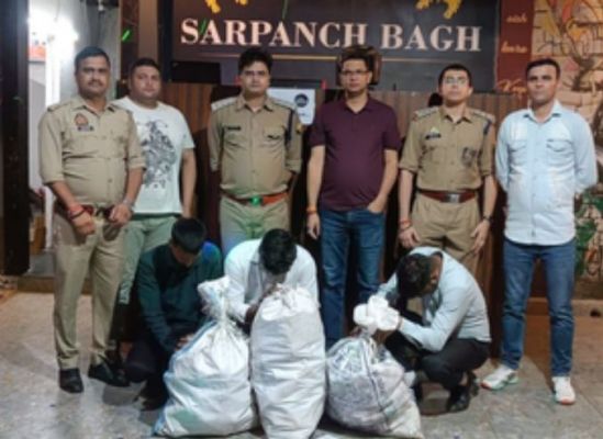 नोएडा : रेस्टोरेंट में बिना लाइसेंस छलकाए जा रहे थे जाम, पुलिस ने की कार्रवाई 