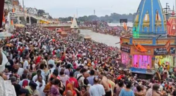 हरिद्वार में सोमवती अमावस्या के अवसर पर लाखों श्रद्धालुओं ने किया स्नान, चप्पे-चप्पे पर कड़ा पहरा