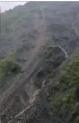 उत्तराखंड में भारी बारिश के बाद भूस्खलन से राष्ट्रीय राजमार्ग पर यातायात ठप 