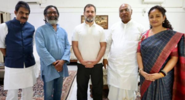 दिल्ली में हेमंत सोरेन ने कांग्रेस अध्यक्ष खड़गे और राहुल गांधी से की मुलाकात 