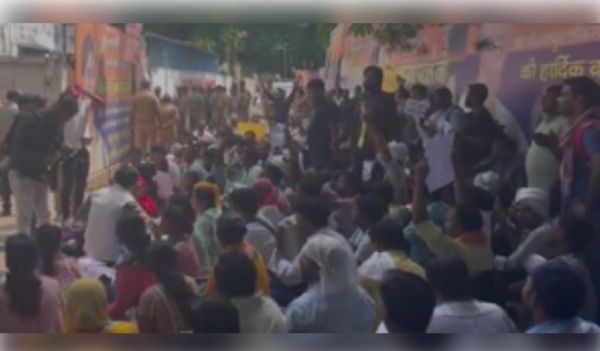 69,000 शिक्षक भर्ती मामले में अभ्यर्थियों का लखनऊ में धरना- प्रदर्शन 