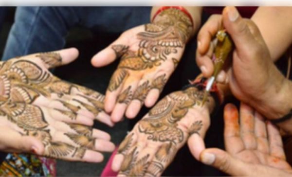 बिहार में हरतालिका तीज की धूम, महिलाओं के हाथों में रचने लगी मेंहदी 