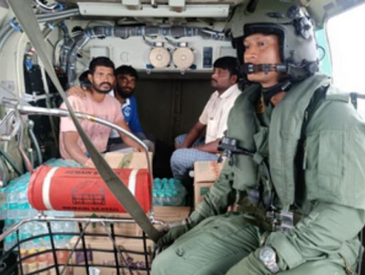 आंध्र प्रदेश बारिश के बाद खराब हुए हालात, नौसेना ने बचाई 22 लोगों की जान
