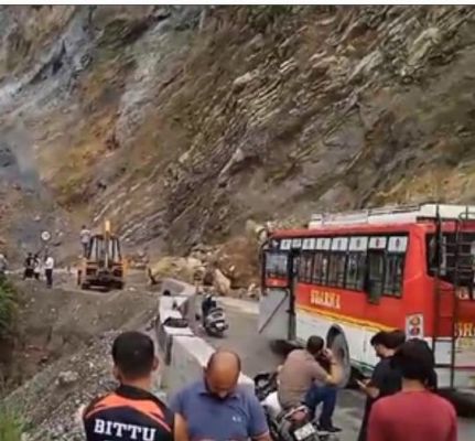 हिमाचल प्रदेश के पांवटा साहिब में एनएच 707 पर भूस्खलन से यातायात ठप 