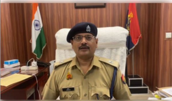 ग्रेटर नोएडा में सड़क पर मिला व्यक्ति का शव, पुलिस जांच में जुटी ग्रेटर 