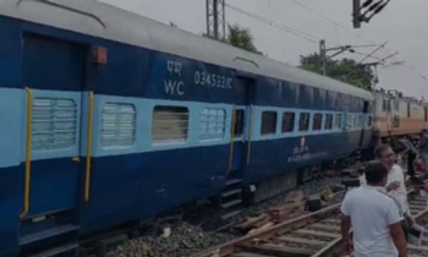 इंदौर-जबलपुर एक्सप्रेस के 2 डिब्बे पटरी से उतरे 