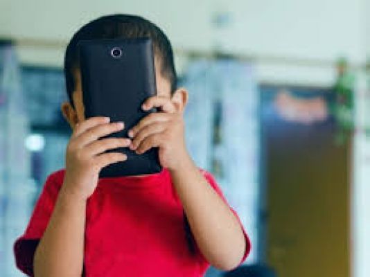 स्वीडन में दो साल से कम उम्र के बच्चों के ‘स्क्रीन’ का इस्तेमाल करने पर प्रतिबंध