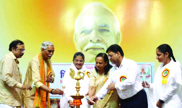 जीवन में सद्गुण प्राप्ति अध्यात्म से ही सम्भव-सविता दीदी
