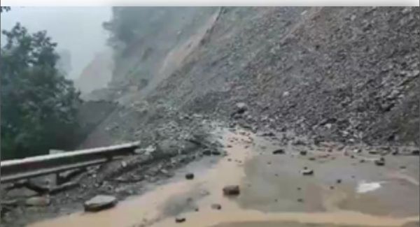 चंपावत में भारी बारिश के बाद भूस्खलन, टनकपुर-पिथौरागढ़ नेशनल हाईवे बंद 