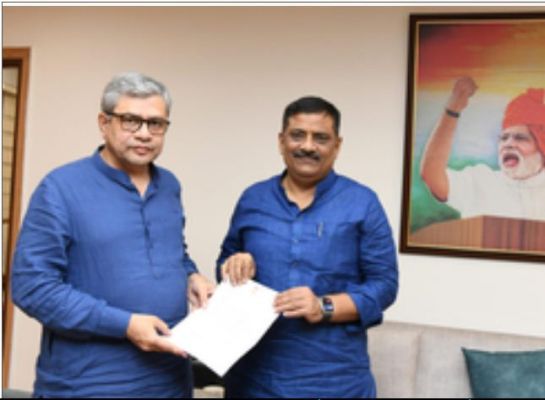 संजय झा ने केंद्रीय मंत्री अश्विनी वैष्णव से की मुलाकात, उत्तर बिहार में रेल नेटवर्क विस्तार के लिए ज्ञापन सौंपा 