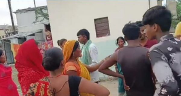 बिहार : पति के दूसरे राज्य में कमाने जाने से नाराज हुई पत्नी, दो बच्चों के साथ जहर खाकर दी जान 