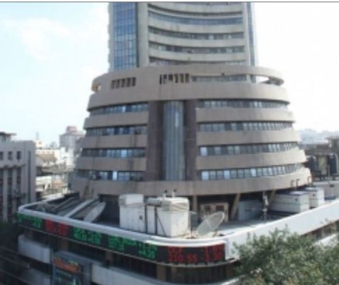 सेंसेक्स, निफ्टी हल्की गिरावट के साथ बंद, मिडकैप और स्मॉलकैप शेयर उछले 