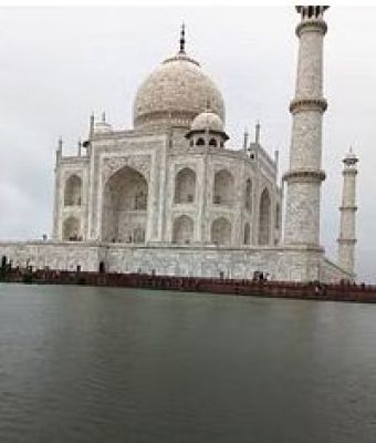 आगरा में लगातार बारिश के कारण ताजमहल के मुख्य गुंबद से पानी का रिसाव