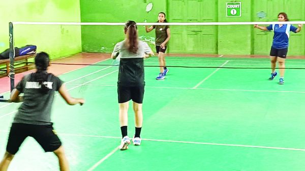 अंतर महाविद्यालयीन बैडमिन्टन स्पर्धा में प्रगति कॉलेज के दोनों वर्गों में विजय अभियान जारी 