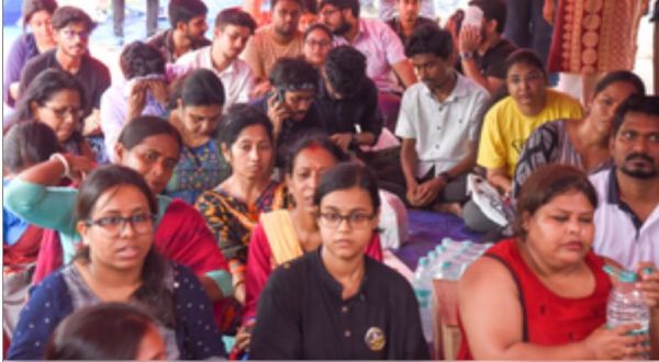 आरजी कर मामला: बारिश के बावजूद जूनियर डॉक्टरों का विरोध प्रदर्शन पांचवें दिन भी जारी 