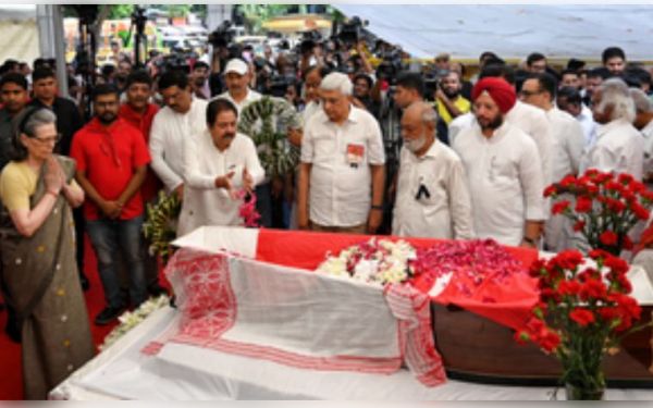 सोनिया गांधी ने सीताराम येचुरी को श्रद्धांजलि अर्पित की 
