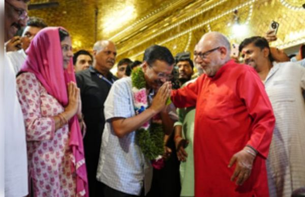 सीएम केजरीवाल ने पत्नी सुनीता के साथ हनुमान मंदिर पहुंचकर पूजा-अर्चना की 