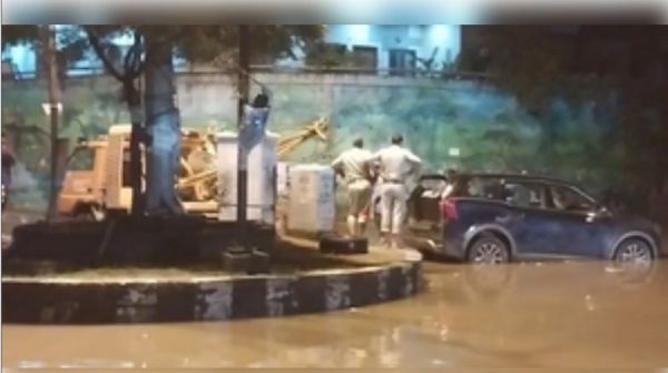 फरीदाबाद : अंडरपास में भरे पानी में एसयूवी डूबा, दो लोगों की मौत 