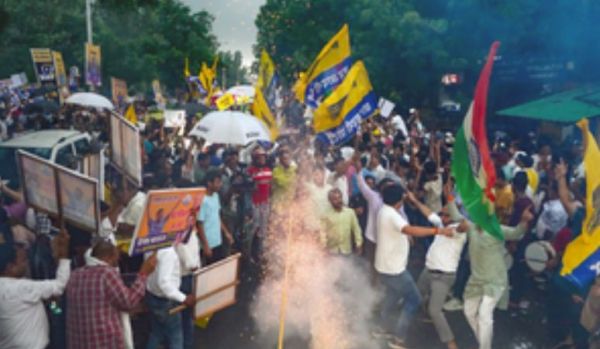 केजरीवाल की रिहाई की खुशी में आतिशबाजी 'आप' कार्यकर्ताओं पर पड़ी भारी, दिल्ली पुलिस ने दर्ज की एफआईआर