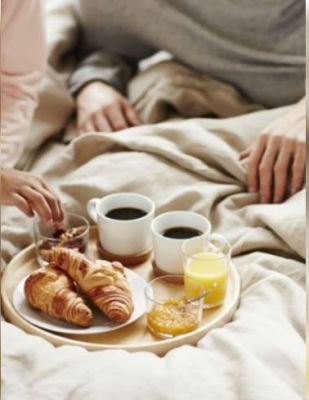 बिस्तर पर बैठ कर ना खाएं, नहीं तो हो जाएंगे कंगाल 