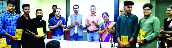 जब तक हिंदी भाषा में व्यवहार न हो पाएगा, तब तक वह समर्थ नहीं हो पायेगी-डॉ. ओझा