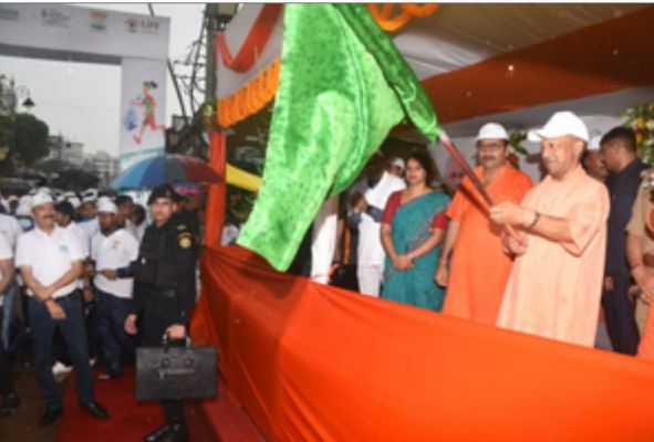 सीएम योगी ने बारिश के बीच 'नमो प्लॉगेथॉन' को हरी झंडी दिखाई 