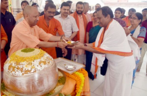 सीएम योगी ने प्रसाद के रूप में वितरित किया 74 किलो का लड्डू 