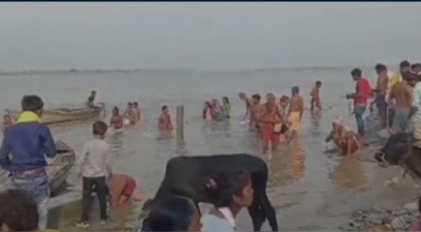 पितृपक्ष के दूसरे दिन गंगा नदी में लोगों ने लगाई आस्था की डुबकी, पितरों का किया तर्पण 