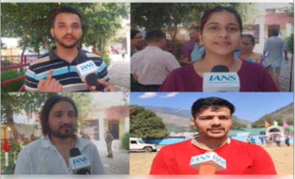 जम्मू-कश्मीर में पहले चरण के मतदान के बीच 'फर्स्ट टाइम वोटर्स' दिखे उत्साहित 