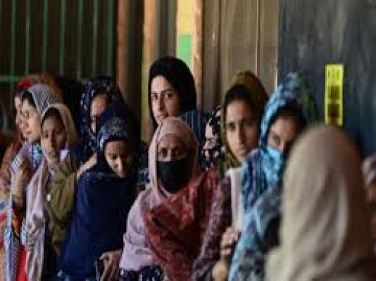 जम्मू-कश्मीर विधानसभा चुनाव: चिनाब घाटी में अधिक संख्या में मतदान केंद्र पहुंच रहे हैं मतदाता