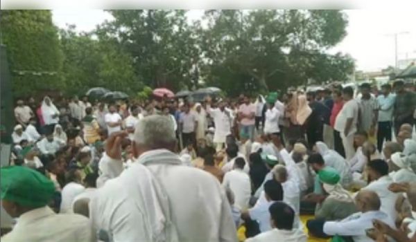 गाजियाबाद : किसानों ने वेव सिटी के मेन गेट को घेरा, धरने पर बैठे 