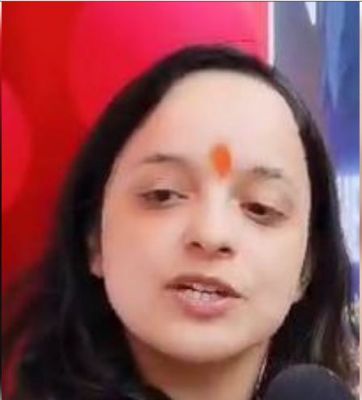 मतदान केंद्र का जायजा लेने पहुंचीं भाजपा उम्मीदवार शगुन परिहार 
