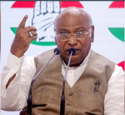 नवादा में महादलित टोला पर दबंगों का आतंक जंगलराज का प्रमाण: मल्लिकार्जुन खड़गे 