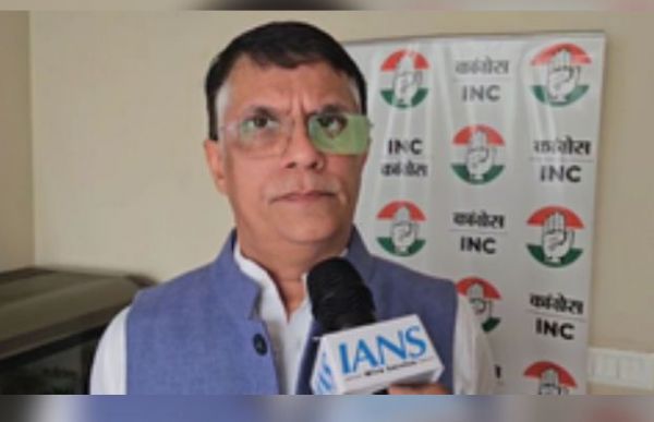 पाकिस्तानी रक्षा मंत्री के बयान पर पवन खेड़ा बोले, पेगासस दे दें 'जुगलबंदी' कर देंगे बेनकाब 