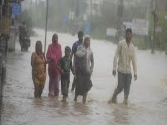 हिमाचल प्रदेश में लगातार बारिश से 32 सड़कों पर आवागमन ठप