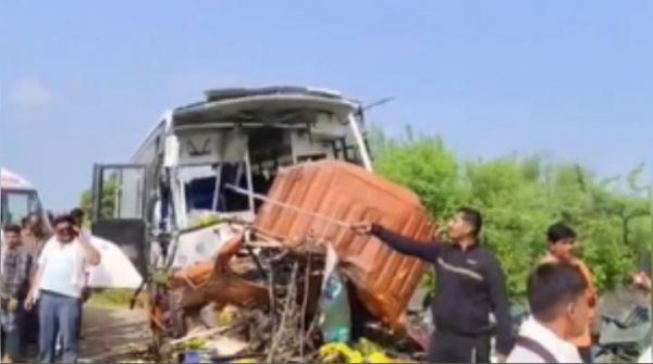 महाराष्ट्र के जालना में सड़क हादसा, 5 लोगों की मौत कई घायल 