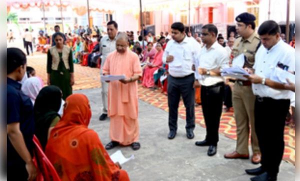 सीएम योगी का अधिकारियों को निर्देश, 'बख्शे न जाएं जबरन जमीन कब्जाने वाले' 