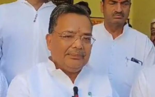 फिरोजाबाद: पटाखा फैक्ट्री विस्फोट के पीड़ितों से मिले मंत्री जयवीर सिंह, थमाया 4-4 लाख रुपए का चेक 