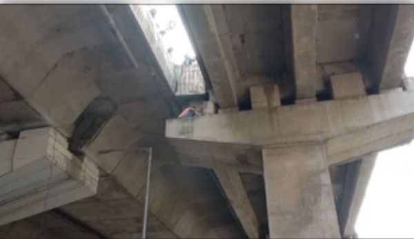 एलिवेटेड रोड के पिलर पर फंसी लड़की, पुलिस बल मौके पर मौजूद, रेस्क्यू जारी 