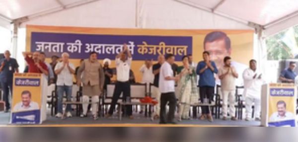 आप ने केजरीवाल के लिए लगाई जनता की अदालत, भाजपा का विरोध प्रर्दशन 