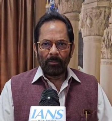 केजरीवाल के आरएसएस से किए सवाल पर मुख्तार नकवी का पलटवार, कहा- काम में जीरो और विरोध में हीरो