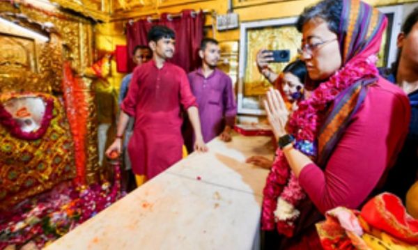 'प्राचीन हनुमान मंदिर' पहुंचीं आतिशी, केजरीवाल को फिर सीएम बनाने की प्रार्थना की 