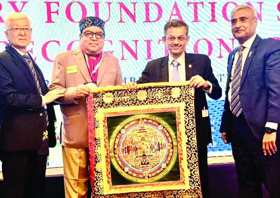 रोटरी फाउंडेशन को लाभ पहुंचाने के लिए 1000 डॉलर की पेंटिंग खरीदी