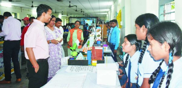 सीईओ ने लिया विज्ञान प्रदर्शनी का जायजा