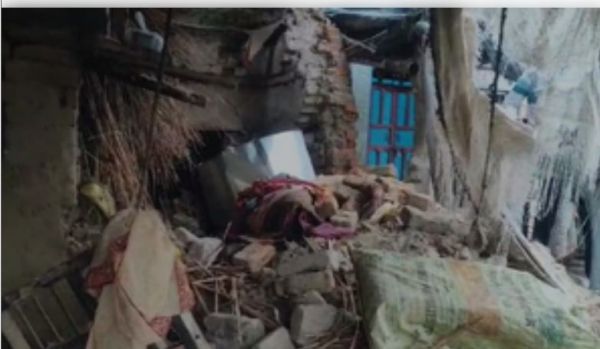 कन्नौज: लगातार बारिश से कच्चे मकान की छत ढही, सगे भाई-बहन की मौत, चार घायल 