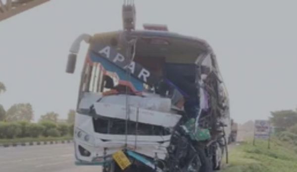 कैमूर में ट्रक से टकराई बस, तीन की मौत 11 घायल, पिंडदान कर लौट रहे थे सभी 