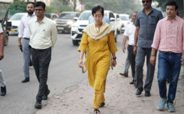 सीएम आतिशी ने अधिकारियों को दिया युद्धस्तर पर दिल्ली की सड़कों की मरम्मत का निर्देश 